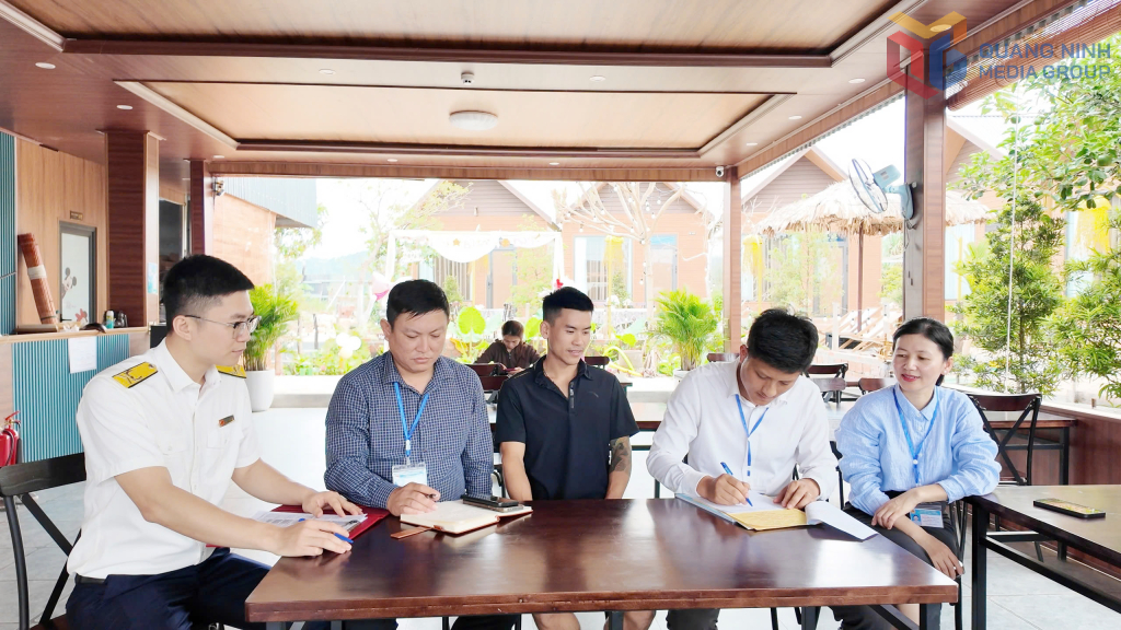 Lực lượng chức năng Cô Tô kiểm tra, vận động các hộ kinh doanh lưu trú chấp hành nghiêm các quy định về văn minh thương mại.