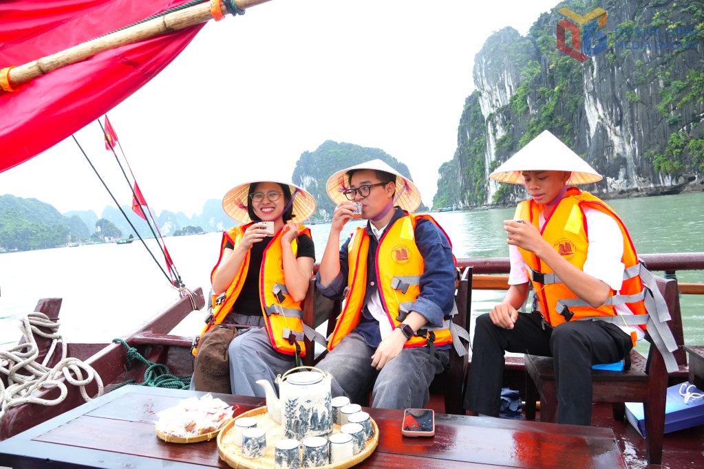 Du khách trải nghiệm ẩm thực và khám phá văn hóa trên thuyền buồm ba vách.