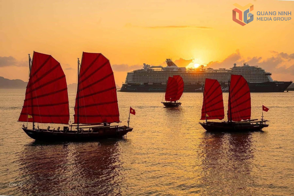 Thuyền buồm chạy trên Vịnh Hạ Long trong buổi hoàng hôn.