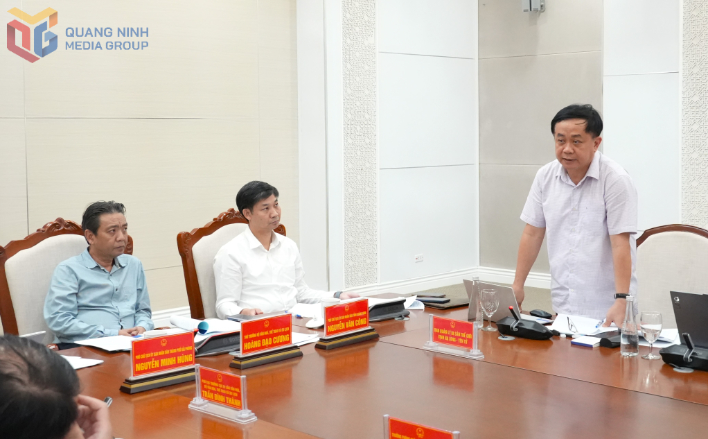 Lãnh đạo Ban Quản lý Di sản thế giới Vịnh Hạ Long - Yên Tử thông tin công tác phối hợp giữa tỉnh Quảng Ninh và thành phố Hải Phòng. 