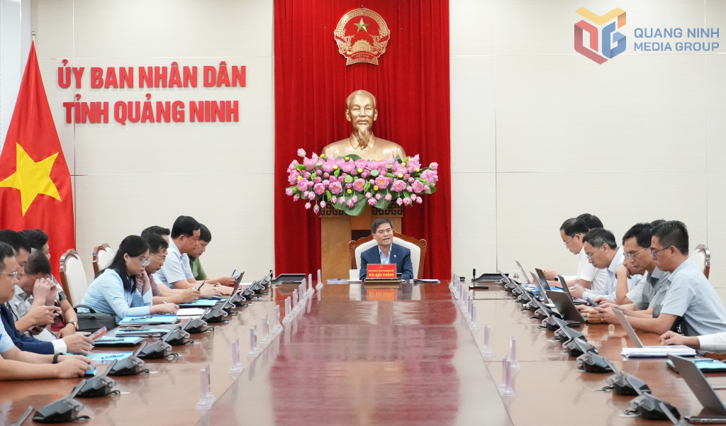 Đồng chí Bùi Văn Khắng, Phó Bí thư Tỉnh ủy, Chủ tịch UBND tỉnh, phát biểu chỉ đạo hội nghị.