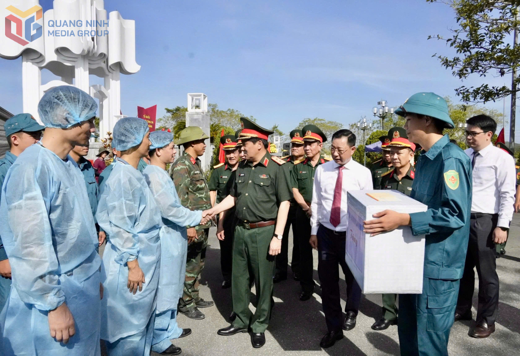 Các đồng chí lãnh đạo Quân khu 3, tỉnh Quảng Ninh thăm hỏi, động viên cán bộ, chiến sĩ và các lực lượng trực tiếp thực hiện nhiệm vụ khai quật, lấy mẫu hài cốt liệt sĩ tại Nghĩa trang Liệt sĩ Móng Cái. 