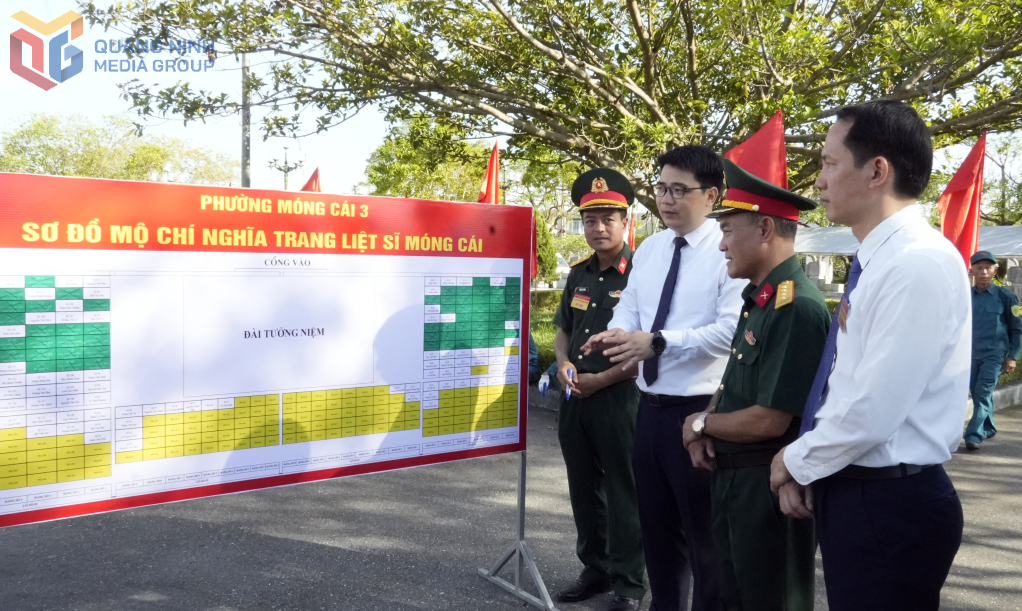 Ban Chỉ đạo 515 tỉnh, phường Móng Cái 3 phối hợp thực hiện rà soát đánh dấu các phần mộ liệt sĩ đã thực hiện khai quật, lấy mẫu tại Nghĩa trang liệt sĩ Móng Cái.