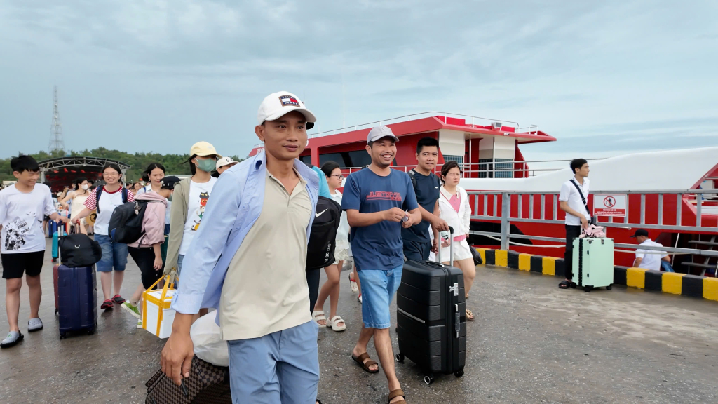 Du khách tham quan đặc khu Cô Tô.