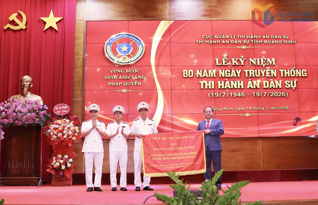 Đồng chí Quản Minh Cường, Ủy viên Trung ương Đảng, Bí thư Tỉnh ủy, Trưởng Đoàn ĐBQH tỉnh, trao tặng bức trướng của Tỉnh ủy - HĐND - UBND - Ủy ban MTTQ Việt Nam tỉnh mang dòng chữ 