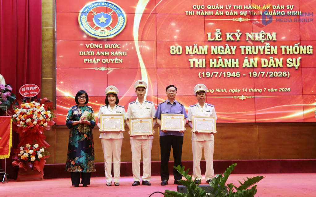 Đồng chí Đặng Hoàng Oanh, Thứ trưởng Bộ Tư pháp, trao bằng khen cho các tập thể, cá nhân có thành tích xuất sắc.
