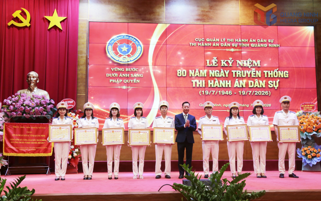 Đồng chí Lê Văn Ánh, Phó Chủ tịch UBND tỉnh, trao Bằng khen của UBND tỉnh cho các tập thể, cá nhân có thành tích xuất sắc.