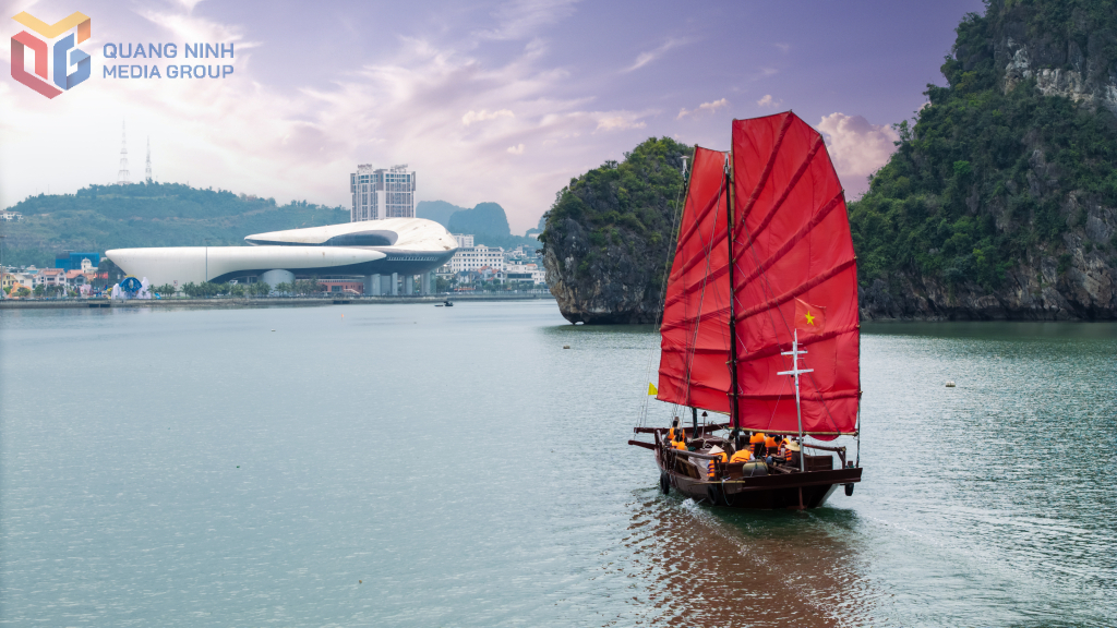 Tour thuyền buồm ba vách vịnh Hạ Long mang lại cảm giác trải nghiệm độc đáo, đậm dấu ấn văn hóa cho du khách. Ảnh: Hoàng Quỳnh