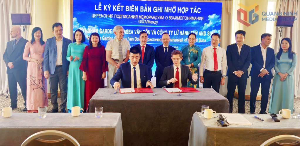 Lễ ký kết 8 biên bản ghi nhớ hợp tác giữa 4 doanh nghiệp du lịch Quảng Ninh với 2 công ty lữ hành hàng đầu của Nga là Công ty Fun & Sun và Công ty Autlet tại Liên bang Nga. Ảnh: Quốc Thắng