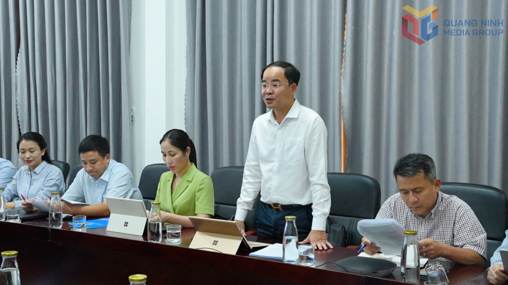Đồng chí Lê Ngọc Thanh, Giám đốc Sở Văn hóa, Thể thao và Du lịch tỉnh Quảng Ninh phát biểu tại buổi làm việc, trao đổi định hướng phát triển các sản phẩm văn hóa - du lịch đặc trưng của tỉnh.