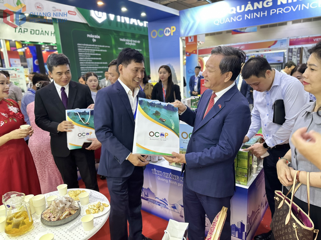 Các đại biểu tham quan gian hàng của tỉnh Quảng Ninh tại Hội chợ VIETLAO EXPO 2026.