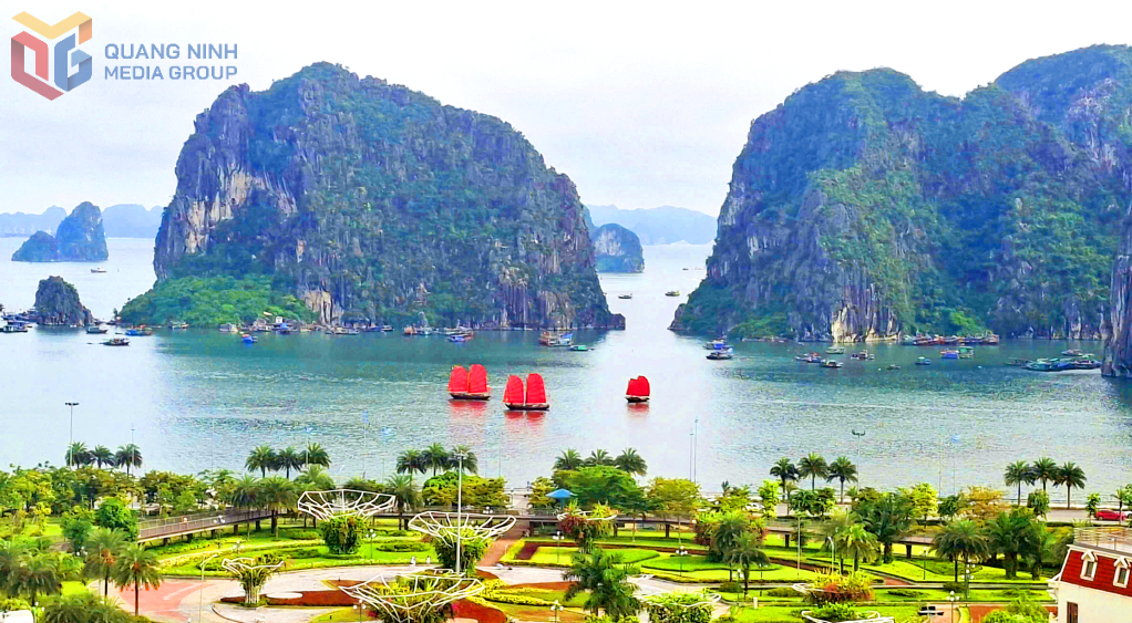 Thuyền ba vách trên vịnh Hạ Long.