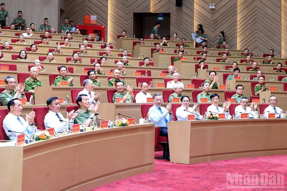 Tổng Bí thư, Chủ tịch nước Tô Lâm và các đồng chí lãnh đạo, nguyên lãnh đạo Đảng, Nhà nước và các đại biểu dự cuộc gặp mặt. (Ảnh: ĐĂNG KHOA)