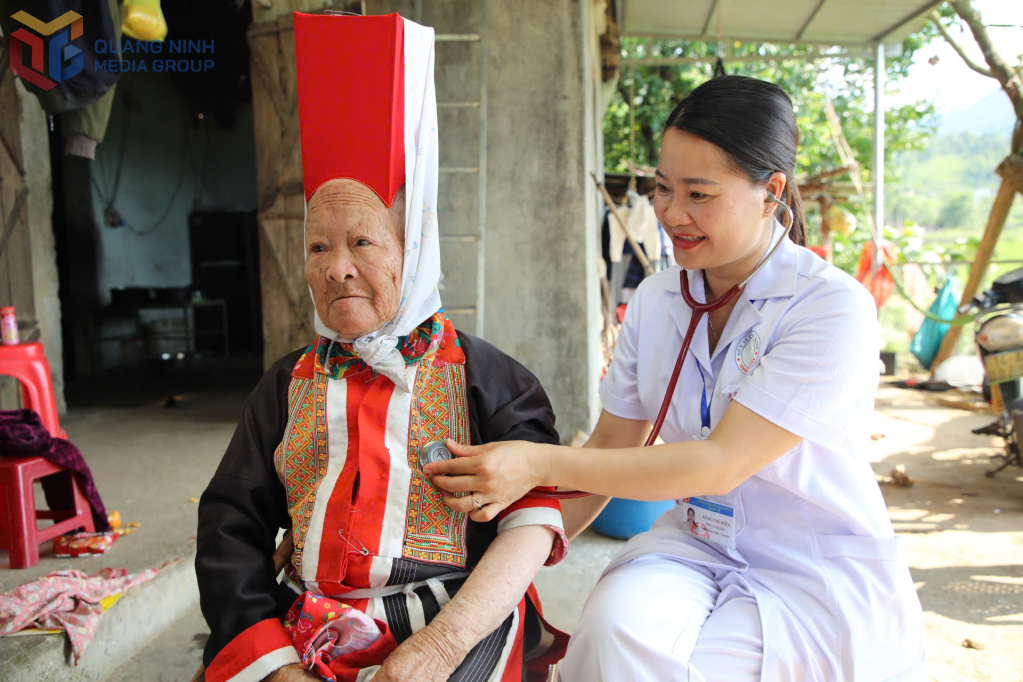 Bác sĩ Trạm Y tế xã Hoành Mô khám tại nhà cho bà Tằng Tài Múi (98 tuổi, thôn Nà Choòng).
