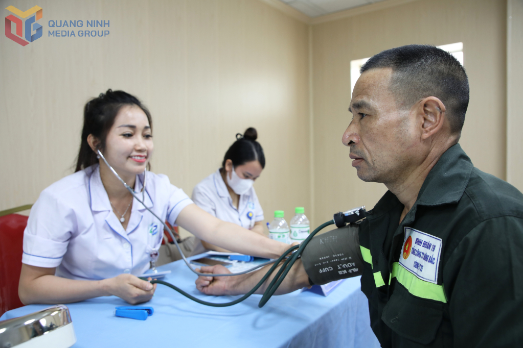 Người lao động tại Công ty 35, Binh đoàn 19 được thực hiện các bước khám sức khỏe tổng quát theo quy định.