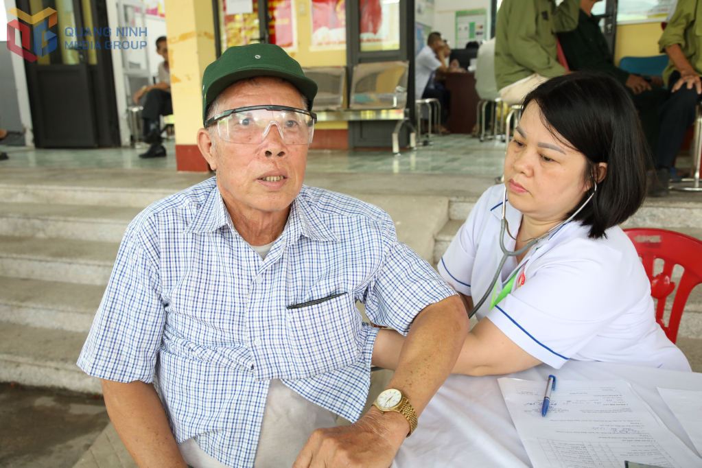 Bác sĩ Trạm Y tế Liên Hòa khám sức khỏe cho người có công trên địa bàn.