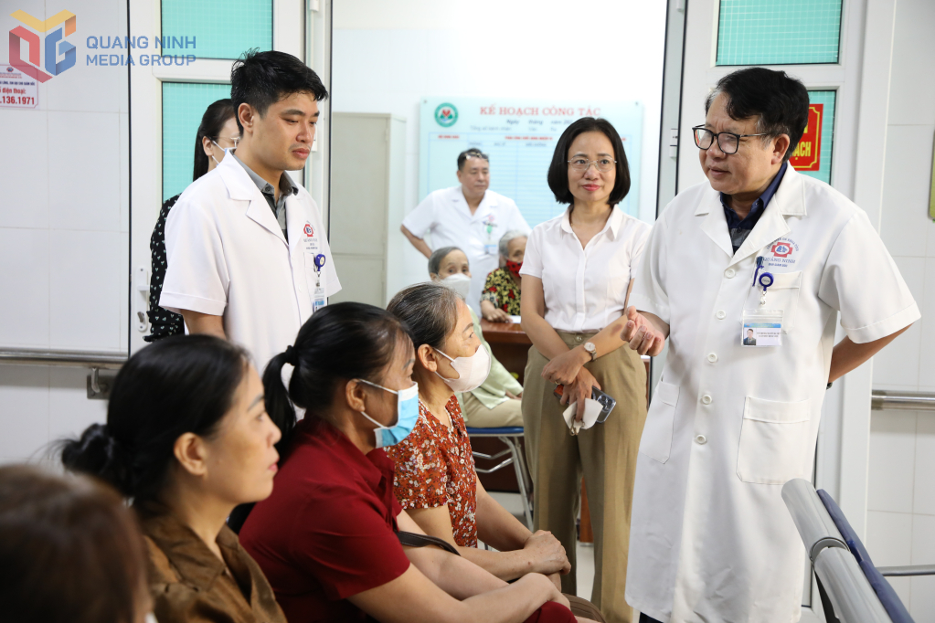 Bác sĩ Bệnh viện Đa khoa tỉnh tư vấn, thăm hỏi người dân trong quá trình khám bệnh.