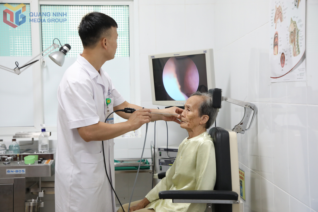 Người dân được thăm khám sức khỏe bằng máy móc, trang thiết bị hiện đại tại Bệnh viện Đa khoa tỉnh.