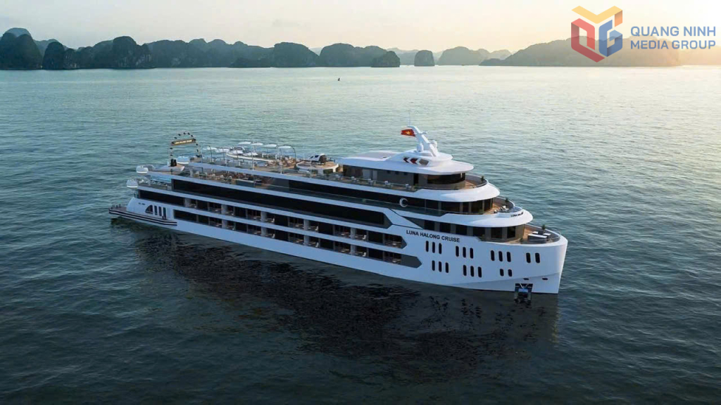 Tàu Luna Hạ Long được đầu tư theo tiêu chuẩn 5 sao, với thiết kế, trang thiết bị, hệ thống kỹ thuật đồng bộ, hiện đại.