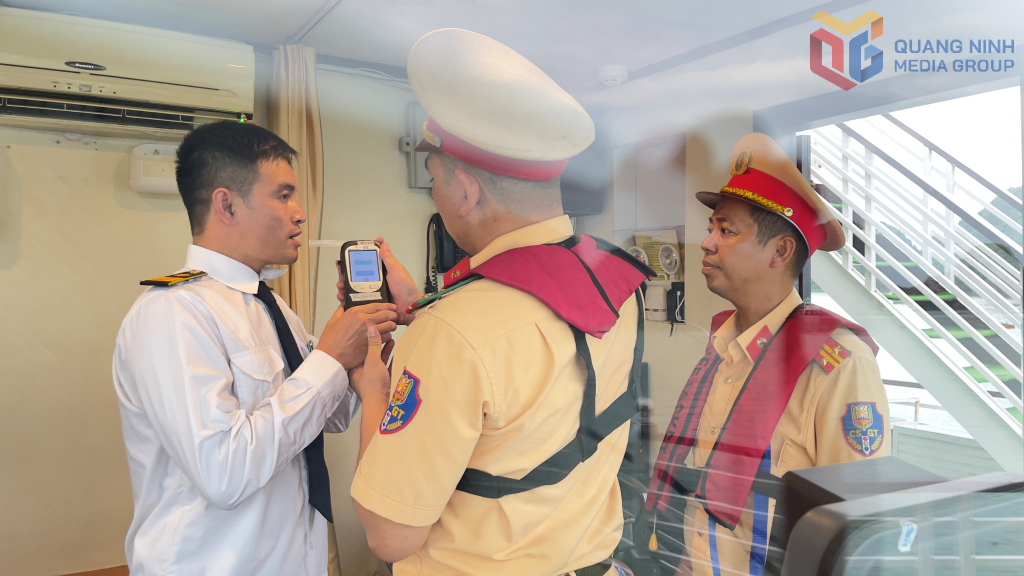 Đội Cảnh sát đường thủy, Phòng CSGT (Công an tỉnh) duy trì nghiêm việc kiểm tra nồng độ cồn đối với đội ngũ thuyền trưởng, thuyền viên tàu du lịch.