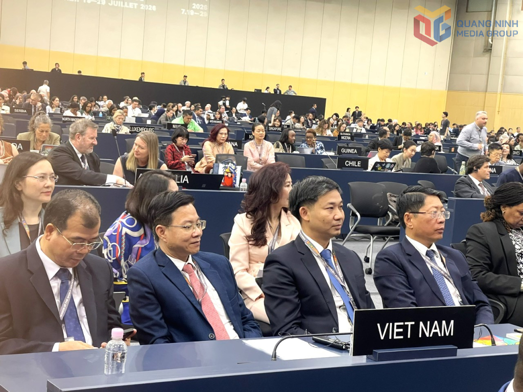 Đại biểu Bộ Văn hóa, Thể thao và Du lịch, lãnh đạo tỉnh Quảng Ninh dự buổi lễ khai mạc.