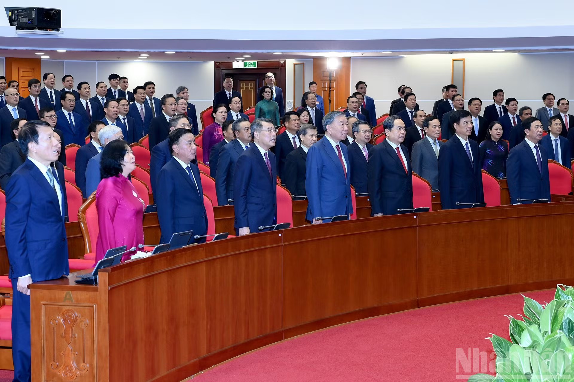 Tổng Bí thư, Chủ tịch nước Tô Lâm và các đồng chí lãnh đạo Đảng, Nhà nước và các đại biểu thực hiện nghi lễ chào cờ.
