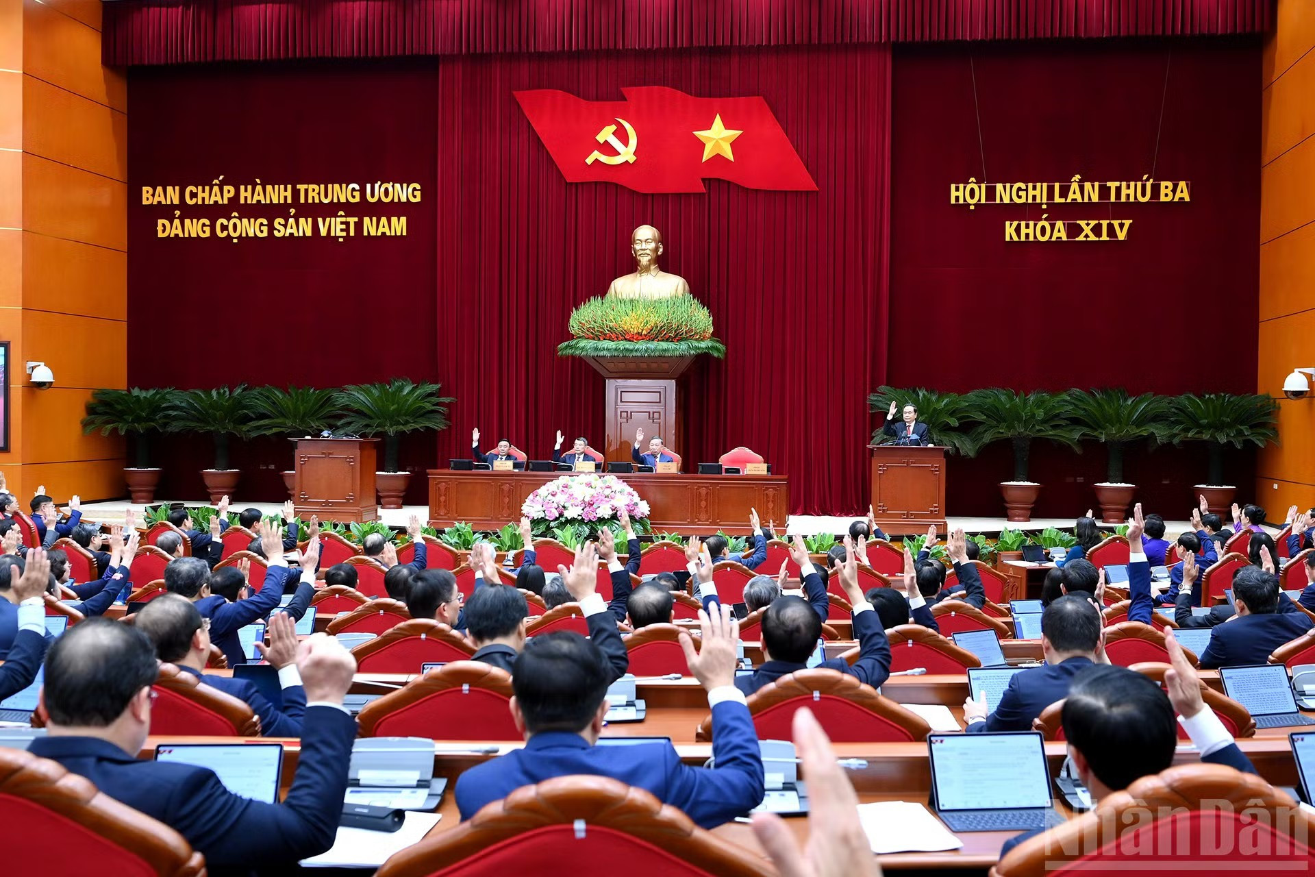 Các đồng chí lãnh đạo Đảng, Nhà nước và các đại biểu biểu quyết thông qua chương trình hội nghị.