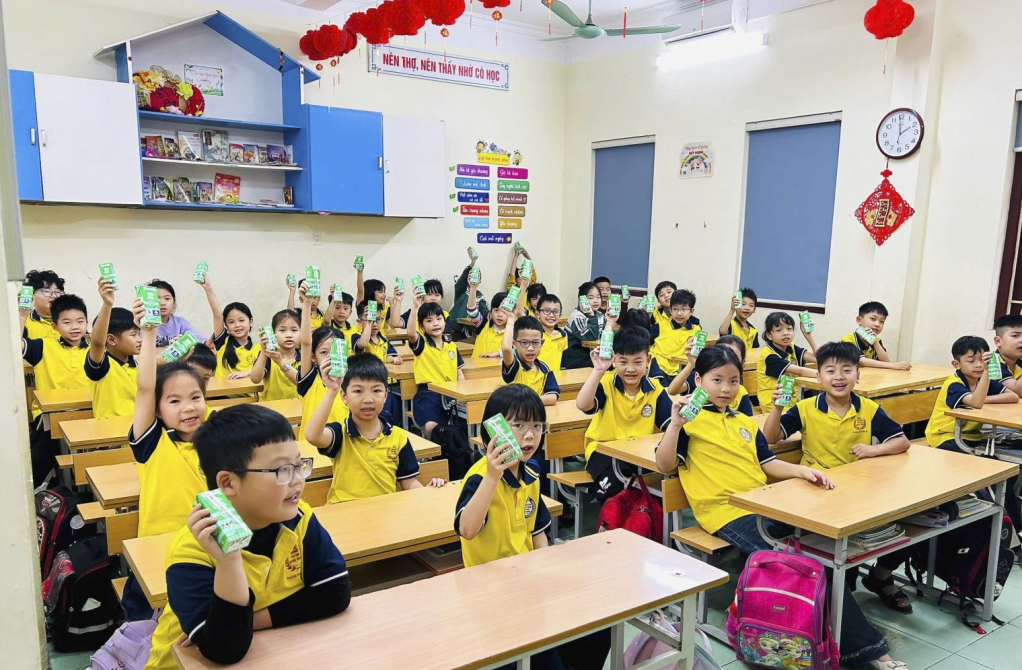 Học sinh Trường Tiểu học Quang Trung (phường Uông Bí) vui uống sữa học đường. Ảnh: Phương Lan