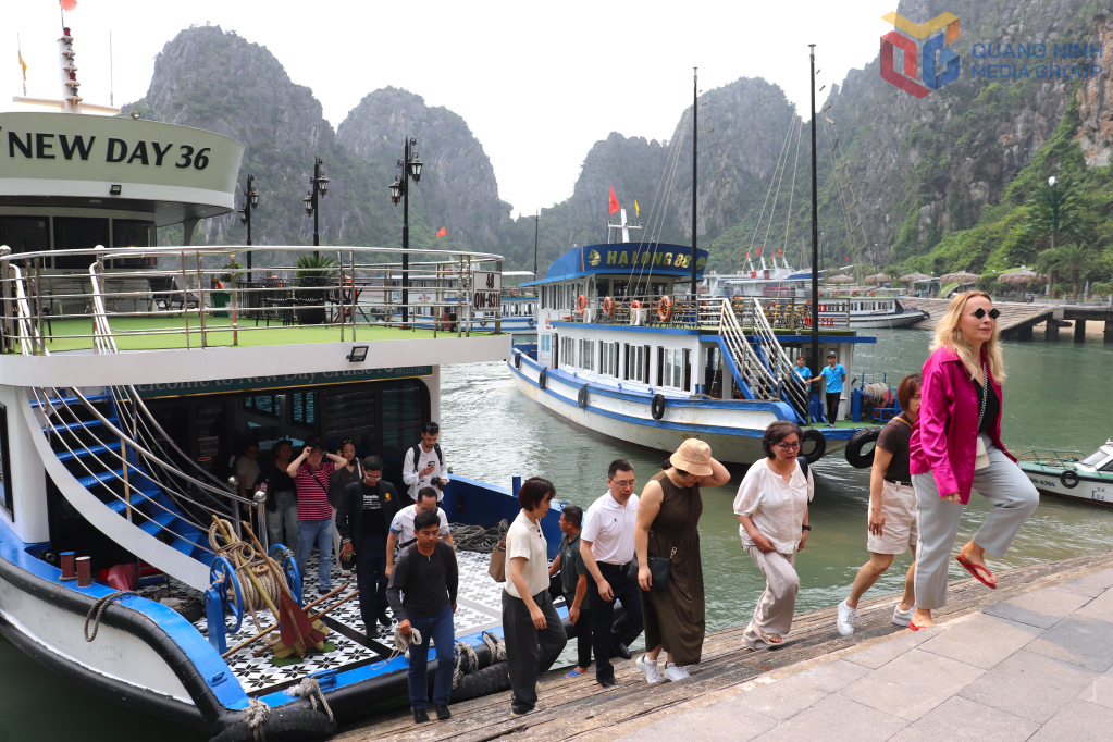 Du khách tấp nập tham quan các hang động trên Vịnh Hạ Long.