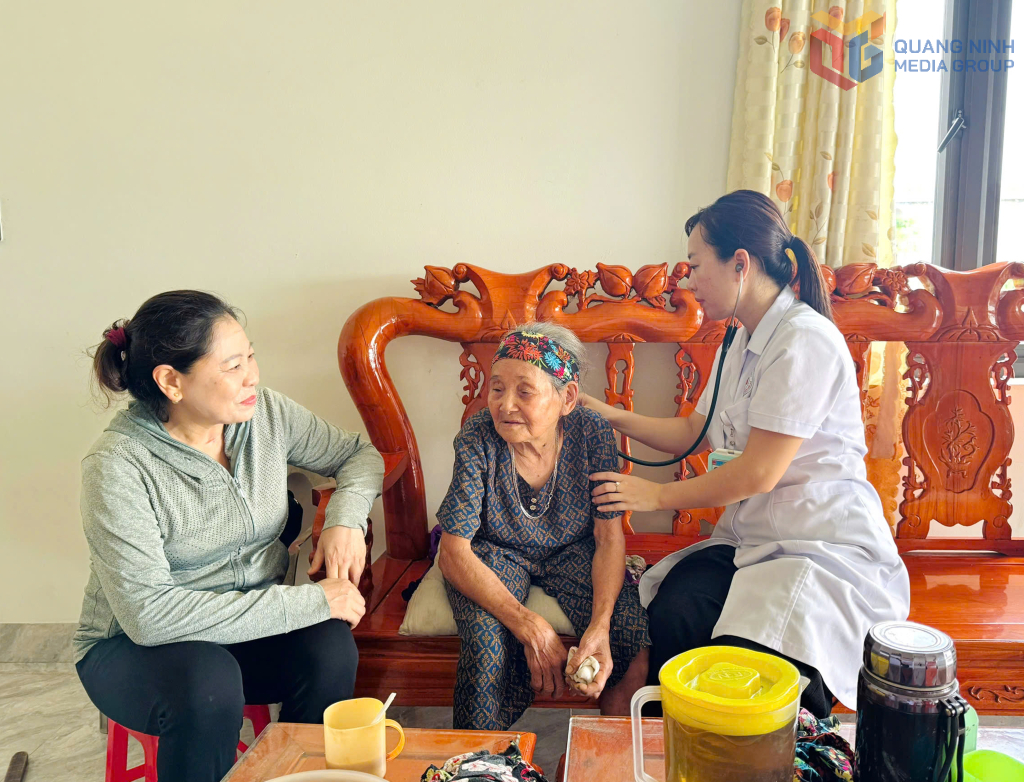 Bác sĩ của Trạm Y tế xã Quảng Hà khám sức khỏe tại nhà cho người khuyết tật, người cao tuổi khó khăn trong đi lại trên địa bàn.