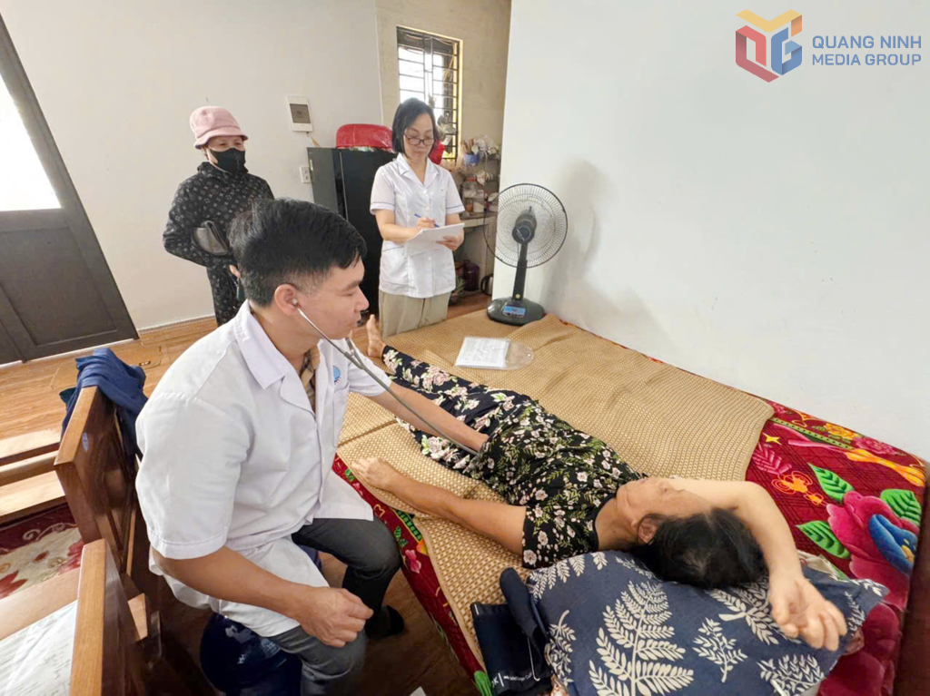 Bác sĩ của Trạm Y tế phường Quang Hanh khám sức khỏe tại nhà cho người khuyết tật trên địa bàn.