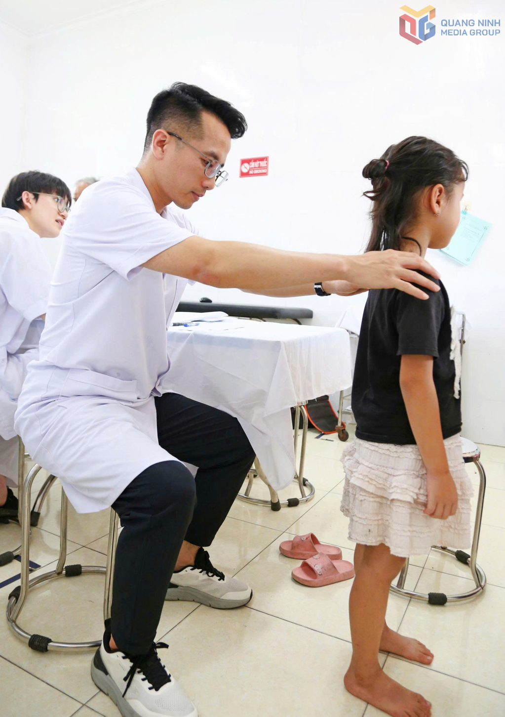 Bác sĩ Bệnh viện Lão khoa - Phục hồi chức năng Quảng Ninh khám sàng lọc về bàn chân bẹt cho trẻ em trên địa bàn phường Quảng Yên.