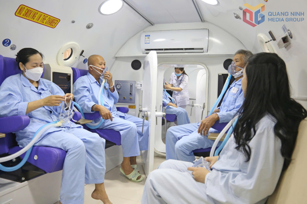 Liệu pháp oxy cao áp được Bệnh viện Lão khoa - Phục hồi chức năng Quảng Ninh ứng dụng trong điều trị, hỗ trợ phục hồi cho người bệnh cao tuổi sau đột quỵ. Ảnh: Phạm Ngọc (CTV)