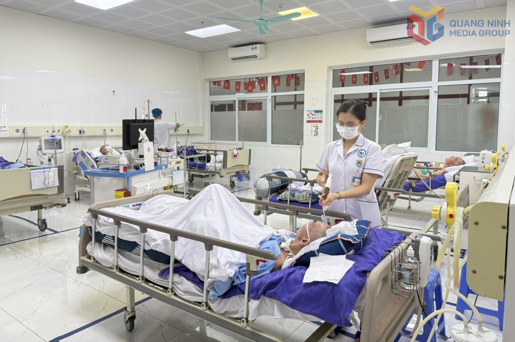 Điều dưỡng Bệnh viện Lão khoa - Phục hồi chức năng Quảng Ninh chăm sóc người bệnh điều trị nội trú theo phương châm lấy người bệnh làm trung tâm.