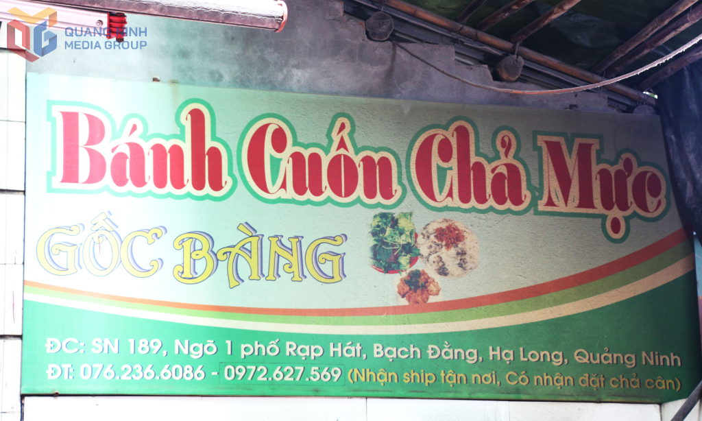 Tấm biển hiệu giản dị, bạc màu theo năm tháng, ghi dấu hơn 40 năm gìn giữ hương vị bánh cuốn chả mực Gốc Bàng.