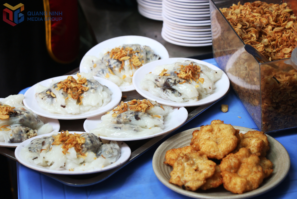 Món bánh cuốn nóng hổi cùng chả mực rán vàng ruộm tạo nét ẩm thực đặc sắc của Vùng mỏ.