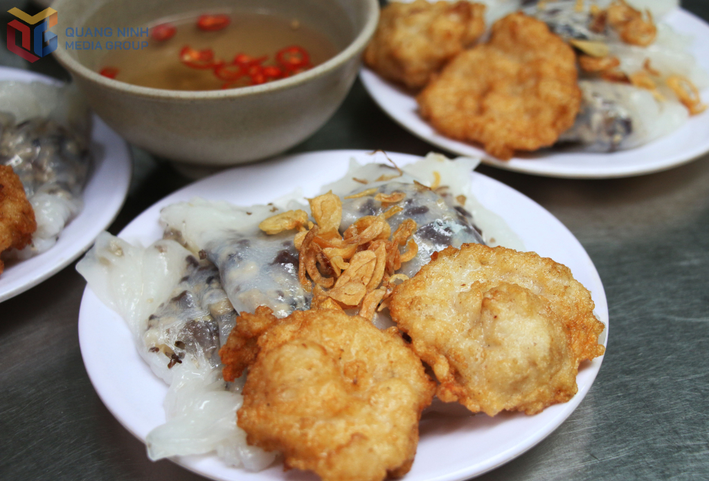 Mỗi suất bánh cuốn chả mực gồm bánh cuốn nóng hổi, hai miếng chả mực cùng hành phi thơm giòn.
