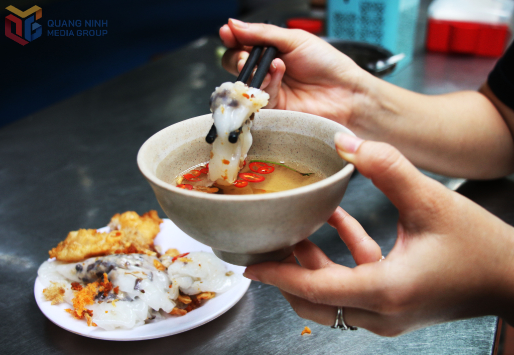 Bánh cuốn với nhân thịt, mộc nhĩ ăn cùng chả mực chấm nước mắm pha tỏi, ớt, tạo nên hương vị đậm đà, hài hòa.