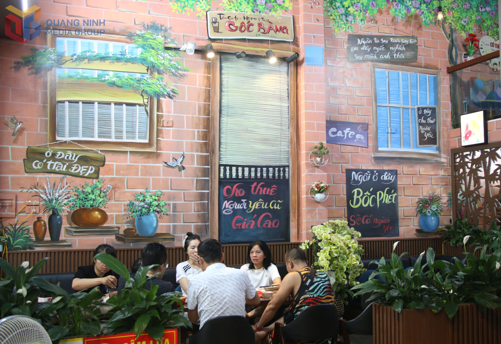 Cafe Gốc Bàng là nơi du khách có thể vừa thưởng thức đồ uống, vừa dùng bánh cuốn chả mực trong không gian thoáng đãng.