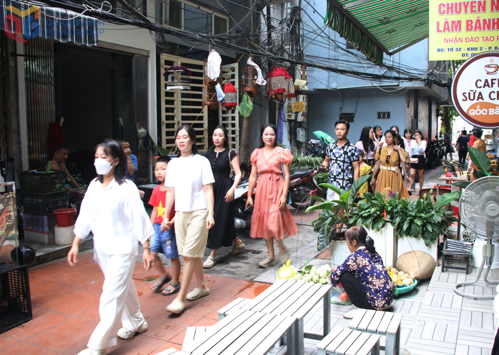 Phố Nhà Hát (phường Hồng Gai) luôn nhộn nhịp thực khách trong và ngoài nước tìm đến trải nghiệm ẩm thực.