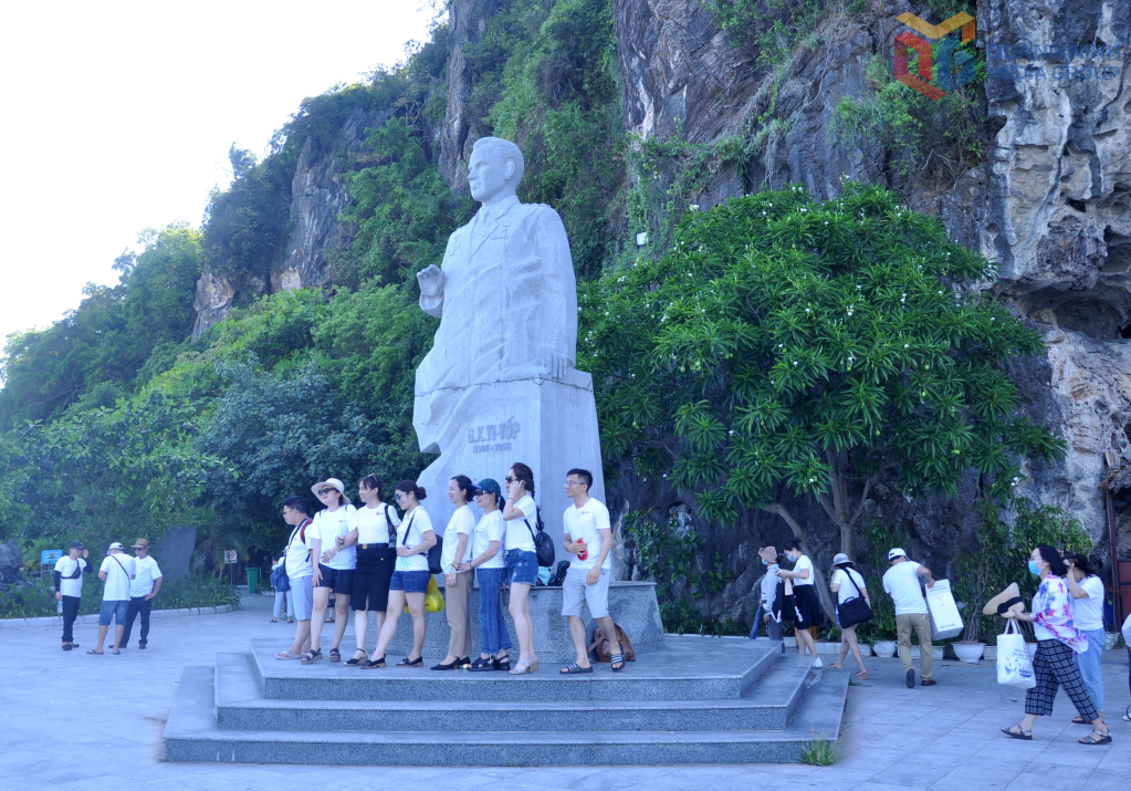 Tượng đài Anh hùng vũ trụ Liên Xô (cũ) Ghéc-man Ti-Tốp trên đảo Ti-Tốp.