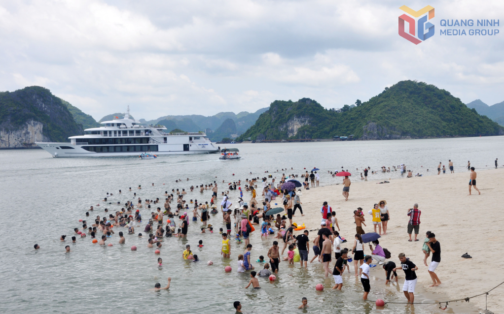 Bãi tắm Ti-Tốp thường rơi vào tình trạng quá tải cục bộ những dịp cao điểm.
