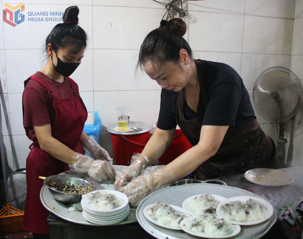 Món bánh cuốn tráng tay