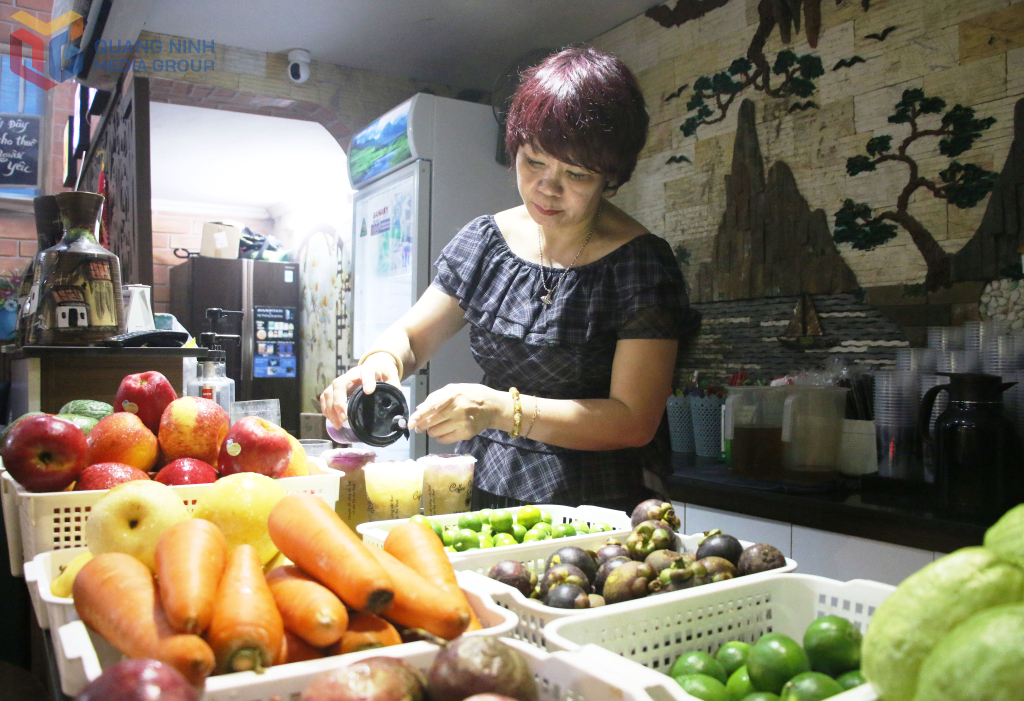 Những ly đồ uống được pha chế từ trái cây tươi, góp phần mang đến trải nghiệm ẩm thực trọn vẹn cho thực khách.