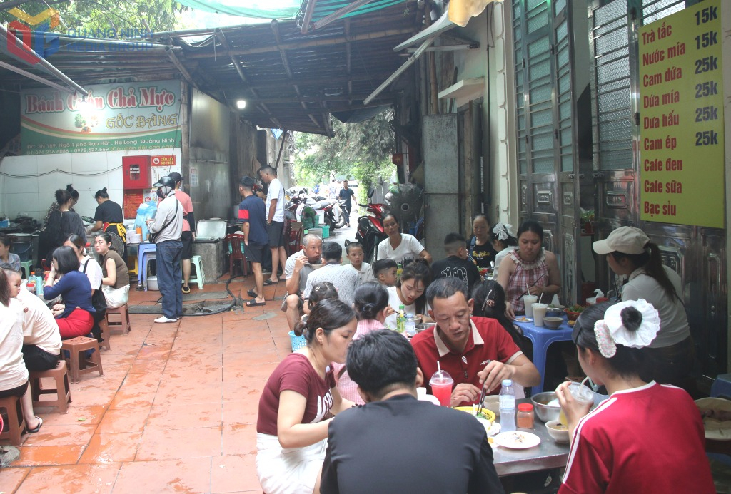 Bánh cuốn chả mực Gốc Bàng là điểm hẹn quen thuộc của người dân địa phương và du khách.