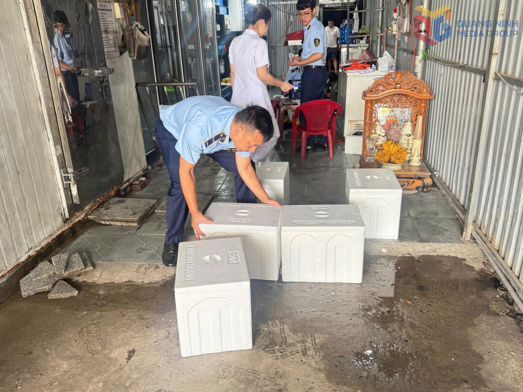 Đội  QLTT số 4 kiểm tra cơ sở sản xuất nước đá dùng liền Tiến Hưng của hộ kinh doanh Nguyễn Thị Vui.
