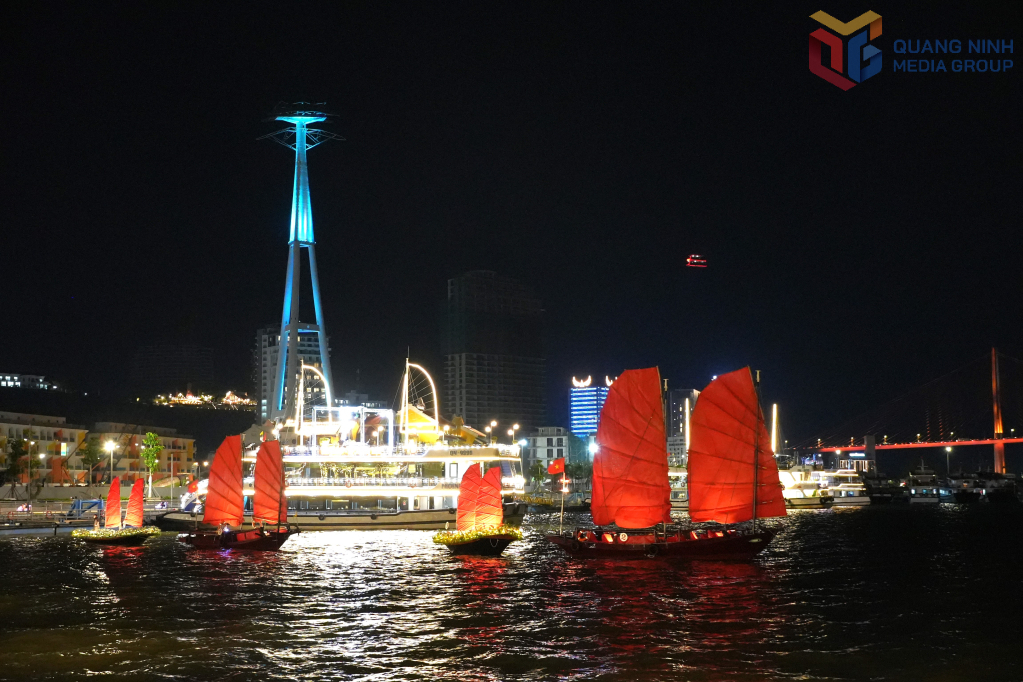 Hình ảnh cánh buồm 3 vách lung linh giữa những con tàu hiện đại trên vịnh Hạ Long.