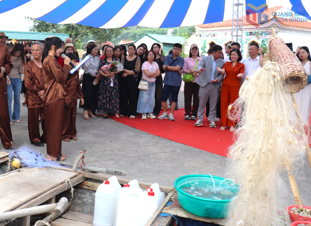 Du khách nghe ngư dân phường Hà Tu giới thiệu về văn hóa vùng biển tại địa phương.