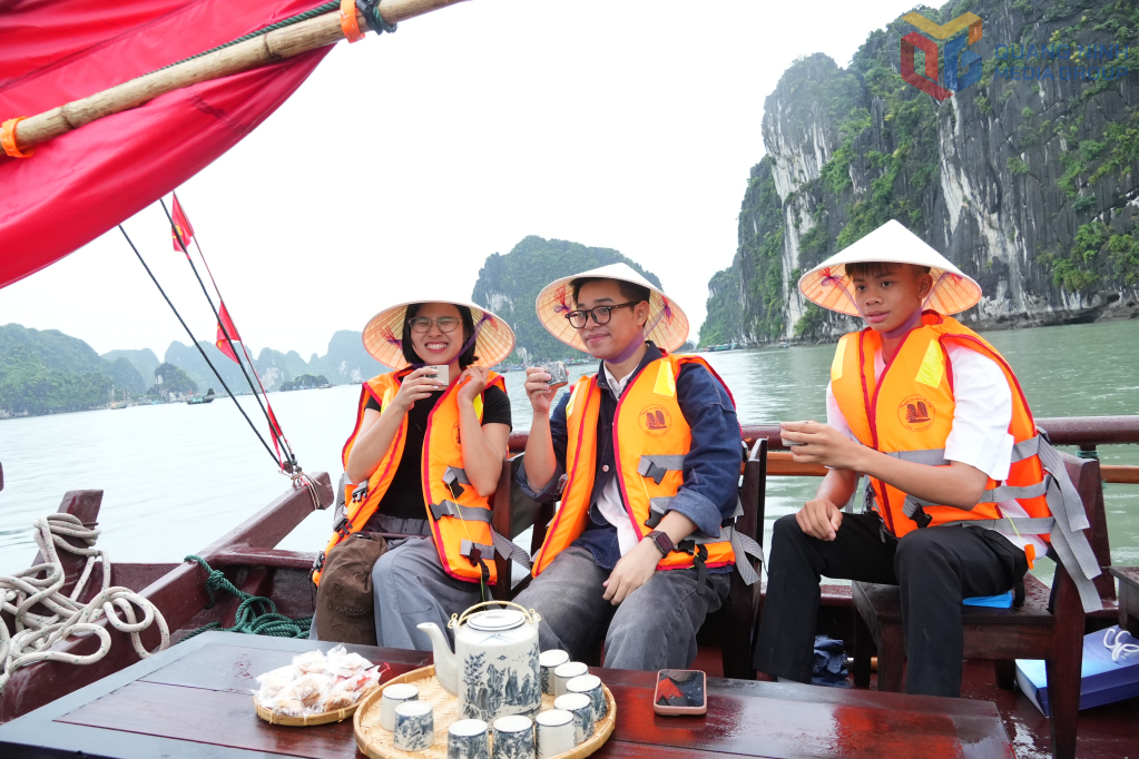 Du khách hào hứng thưởng thức văn hóa vùng biển trên thuyền 3 vách tham quan vịnh Hạ Long.