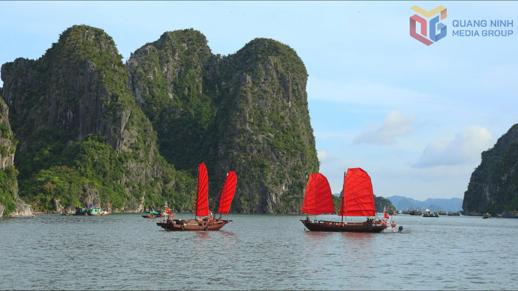 Cánh buồm đỏ thắm trên chiếc thuyền ba vách trở thành điểm nhấn trước vẻ đẹp nên thơ của vịnh Hạ Long.&nbsp;